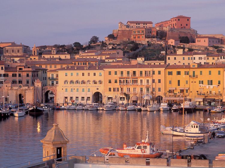 Man spricht deutsch: In Portoferraio gibt es auf der zentralen Piazza Cavour eine Bar namens "Kursaal".