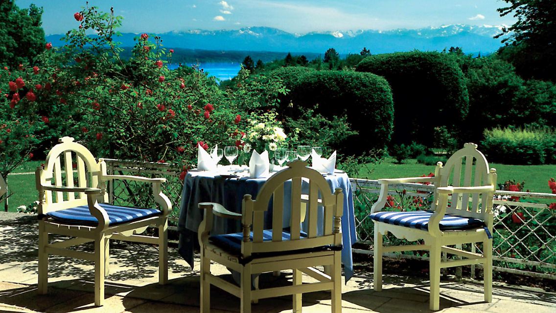 Auf dieser Terrasse des früheren Hotels Strauch saß Sisi nichtsahnend, als auf der anderen Seeseite König Ludwig sein Leben ließ.
