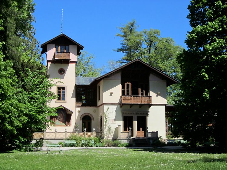 In der Villa auf der Roseninsel hat sich König Ludwig oft heimlich mit Sisi getroffen.