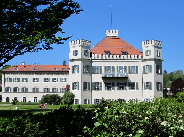 Das Schloss Possenhofen kann heute nicht mehr besichtigt werden, es ist in Privatbesitz. Ein Streifzug durch den Park entschädigt dafür.