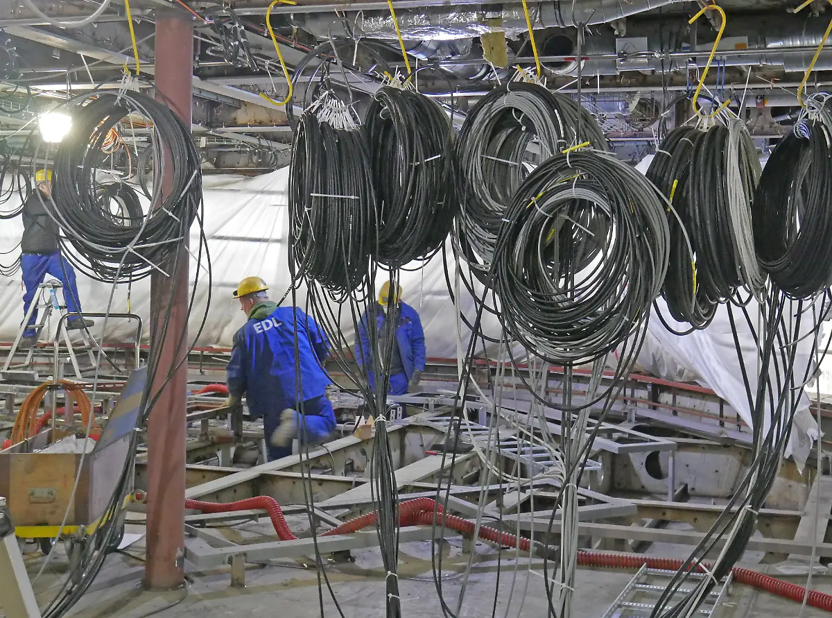 Kabelsalat-auf-der-Bruecke