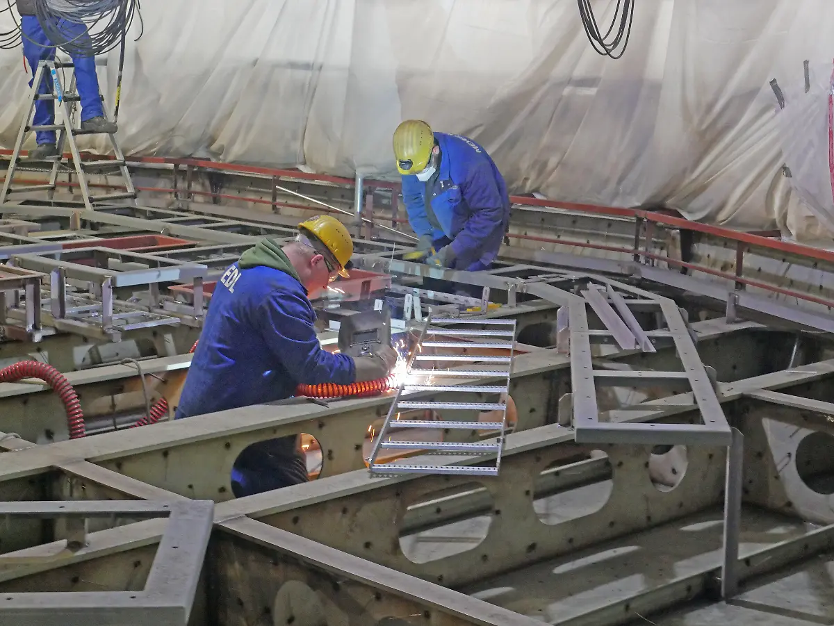 Elektriker-auf-der-Bruecke