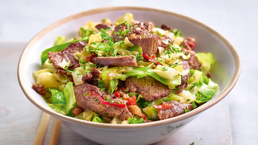 Spitzkohl-mit-Rindfleisch-und-Petersilie