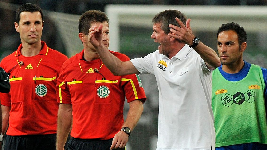 Der fuchtige Friedhelm: Bochum-Coach Funkel empört sich gestenreich über Schiedsrichter Günter Perl.