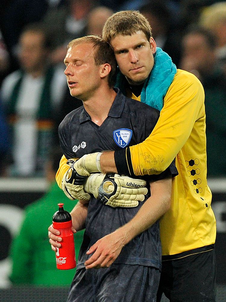 Bochums Keeper Andreas "Magic" Luthe zeigte ein überragendes Spiel, war in der 93. Minute aber doch machtlos. Hier tröstet er Mitspieler Andreas Johansson.
