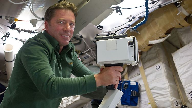 Oberst Roberto Vittori: Der Italiener brachte eine Silbermedaille als Geschenk des Papstes mit an Bord der ISS.
