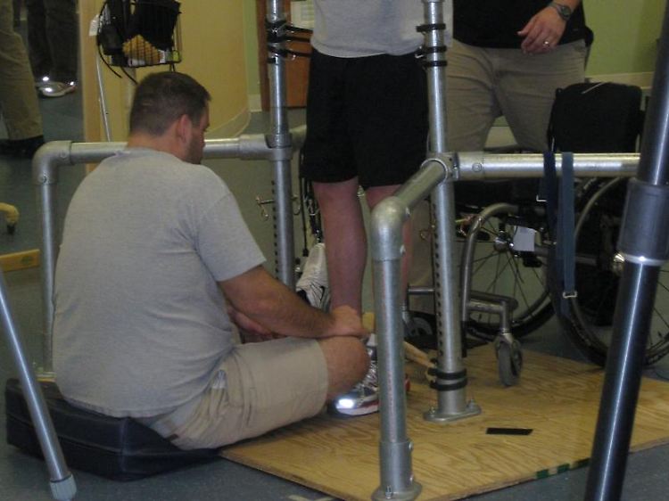 Die experimentelle Therapie mit elektrischen Impulsen direkt in der Wirbelsäule hatte einem querschnittsgelähmten US-Amerikaner in Tests schon im Jahr 2011 wieder auf die Beine geholfen.