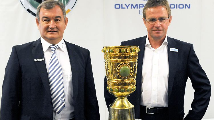 Die Trainer und das Objekt der Begierde: Milan Sasic (l.) und Ralf Rangnick (r.) posieren schon einmal probeweise mit dem Pokal.