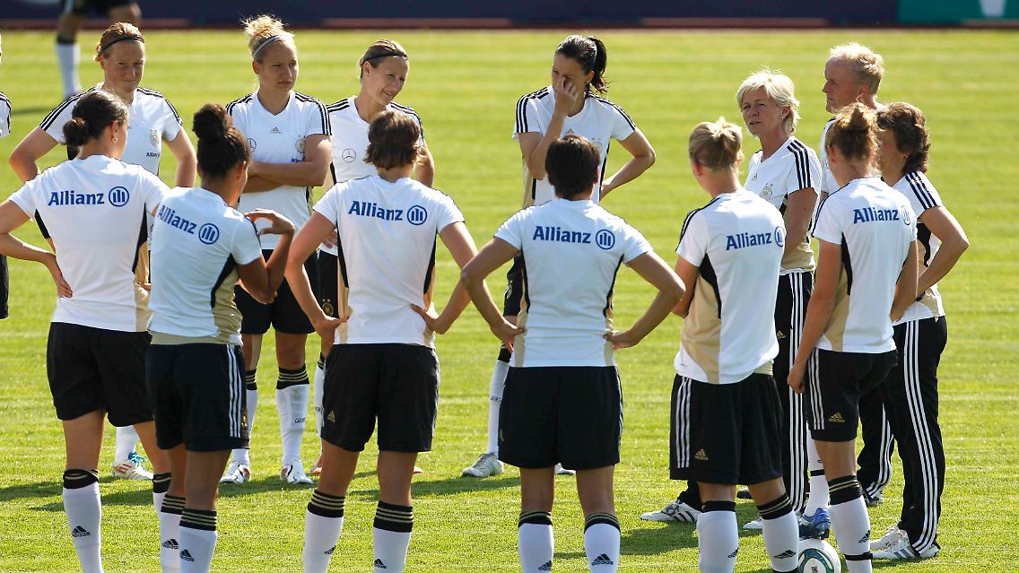 Teambesprechung mit Silvia Neid: Die Bundestrainerin und ihre WM-Kandidatinnen bei der Vorbereitung auf den Test gegen Nordkorea.
