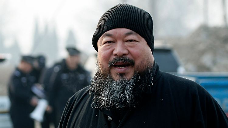 Ai Weiwei, besucht von Polizisten, im November 2010.