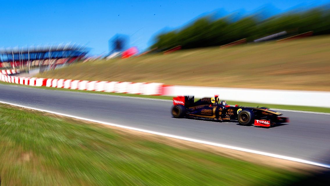 Nick Heidfeld dreht sechs langsame Runden in seinem Renault, ehe ihn ein Brand stoppte.