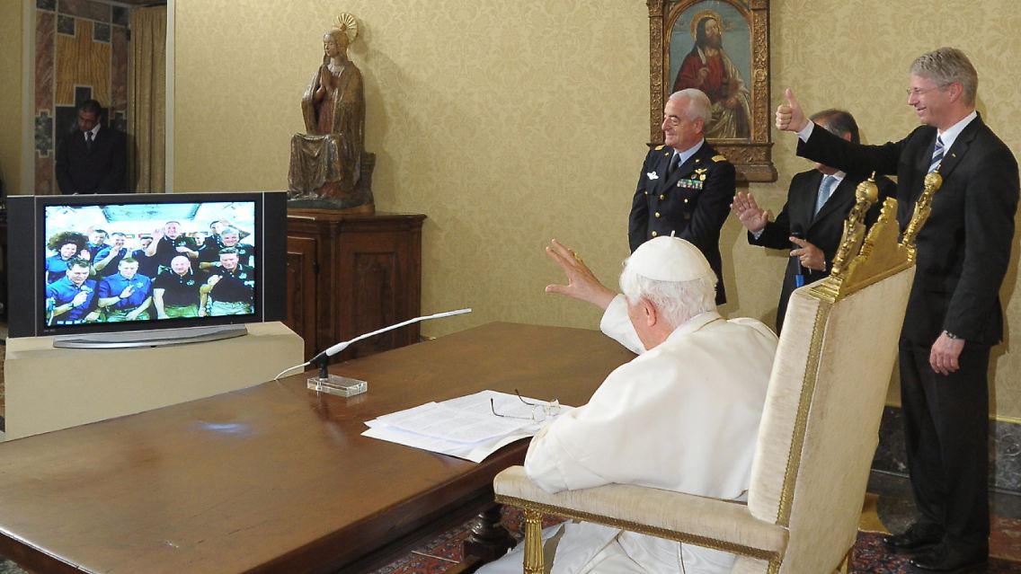 Der Papst konnte die Astronauten über einen Bildschirm sehen.