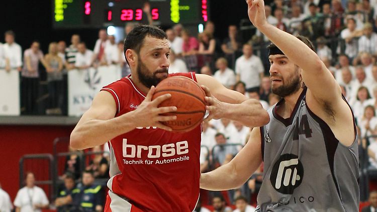 Darren Fenn (r.) und seine Dragons stoppen den Bamberger Siegeszug. 