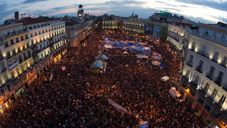 Zehntausende Menschen versammelten sich im Zentrum Madrids.