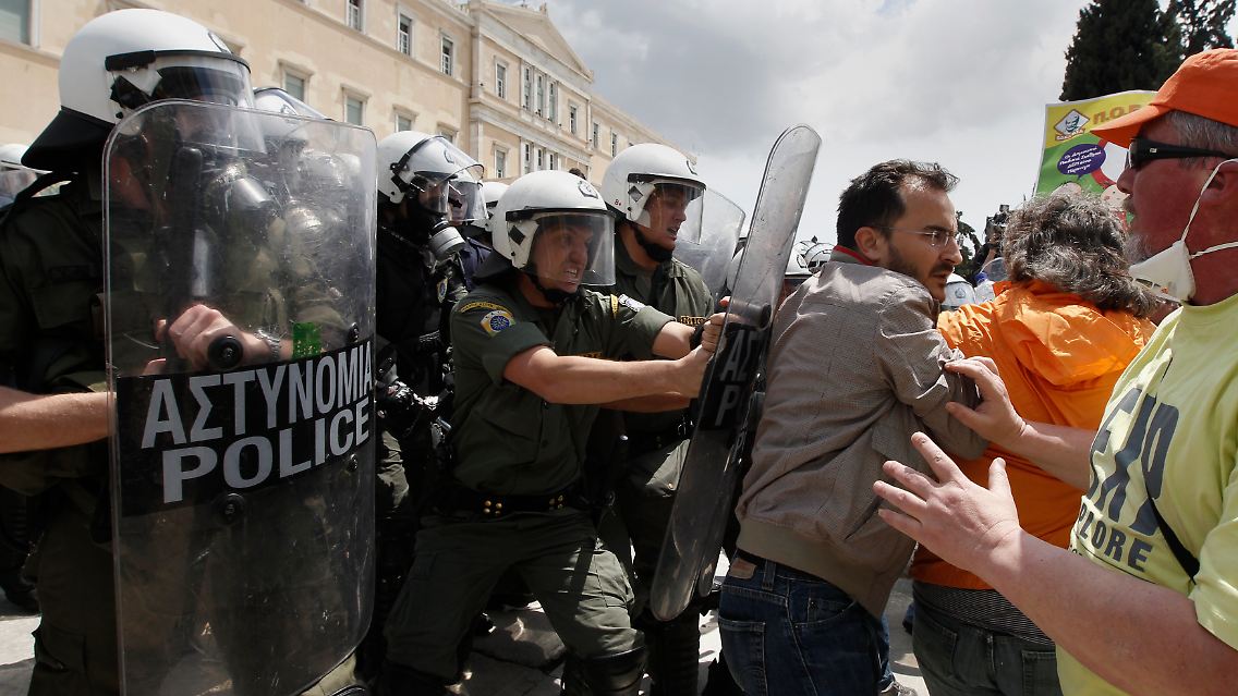In Athen dauern die Proteste gegen die Sparpolitik der Regierung an.