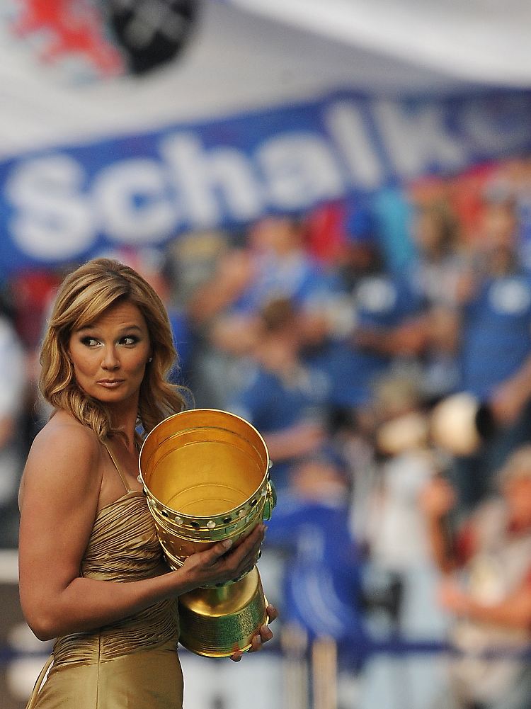 Den Pokal trug eine Ur-Berlinerin ins Stadion: Franziska van Almsick.