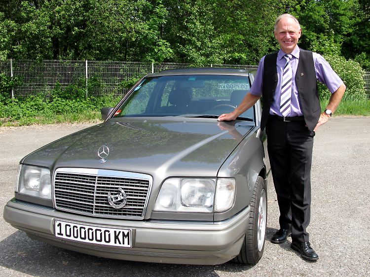 Fritz Weber liebt sein altes Auto. Das er so viele Kilometer auf dem Buckel hat, sieht man dem Wagen nicht an.