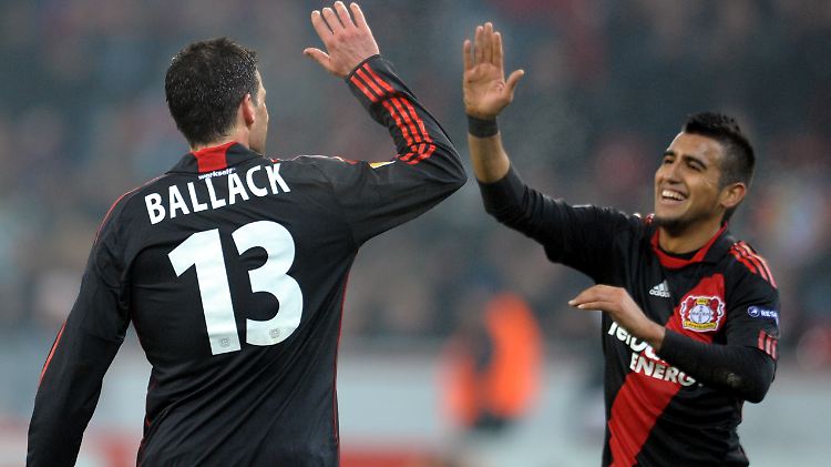 Spielen wohl auch im nächsten Jahr zusammen für Bayer leverkusen: Micheal Ballack und Arturo Vidal.