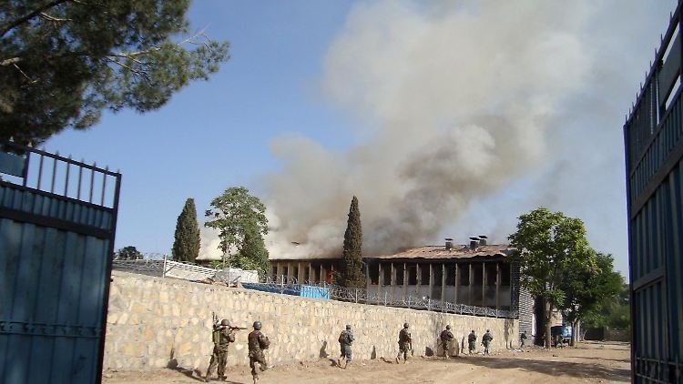Afghanische Soldaten vor dem Revier in Chost, in dem das Blutbad stattfand.