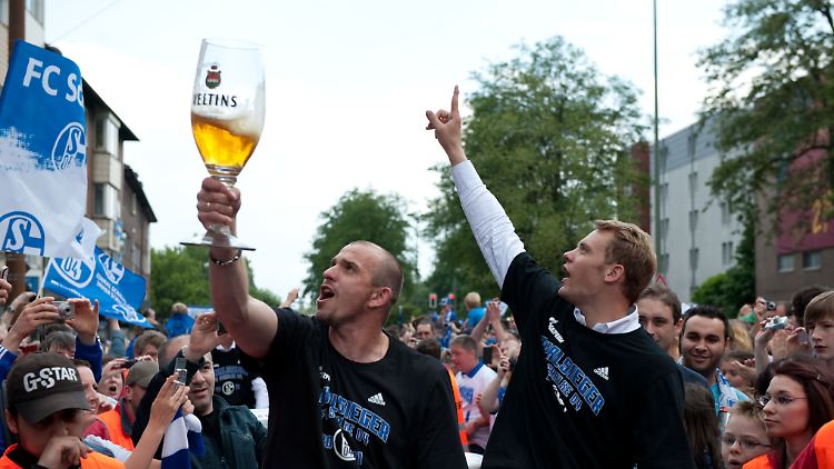 Mathias Schober, links, und Manuel Neuer im Cabrio.