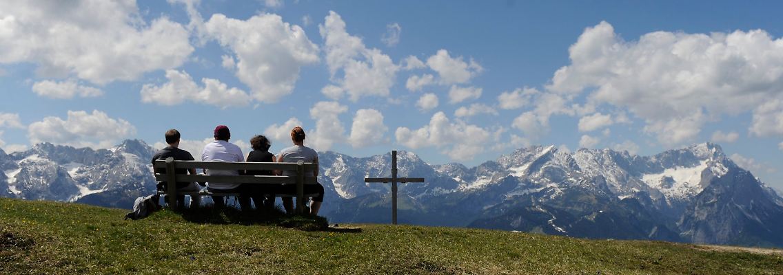 Die Mühe hat sich gelohnt: Wanderer genießen die Aussicht auf dem Gipfel des Wank bei Garmisch-Partenkirchen.