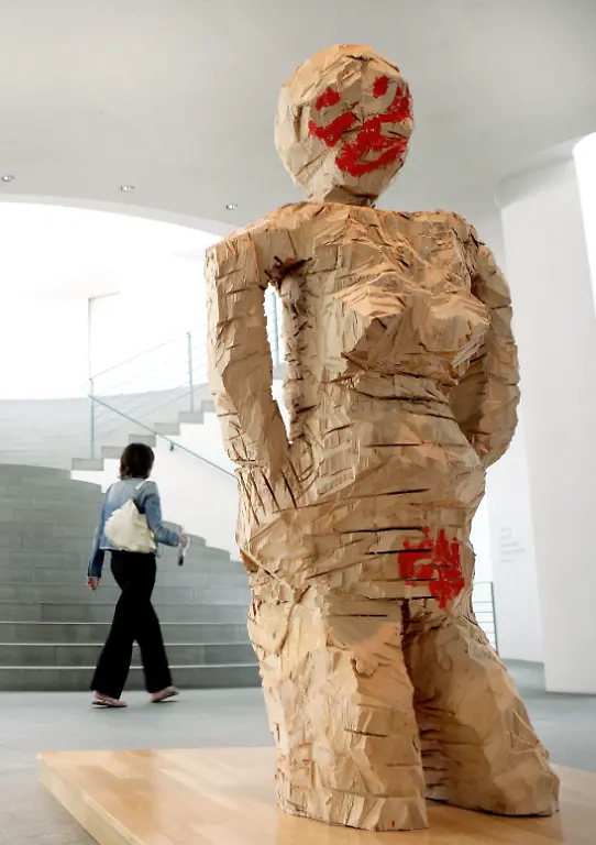 Baselitz-Skulptur-Weibliche-Figur