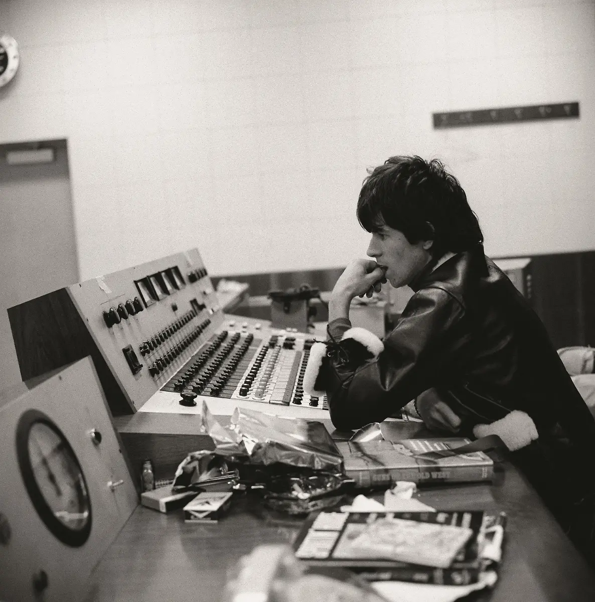 BREAKING-STONES-P150-151-PHOTOGRAPH-BY-GERED-MANKOWITZ-BOWSTIR-Ltd-2016-Mankowitz-com