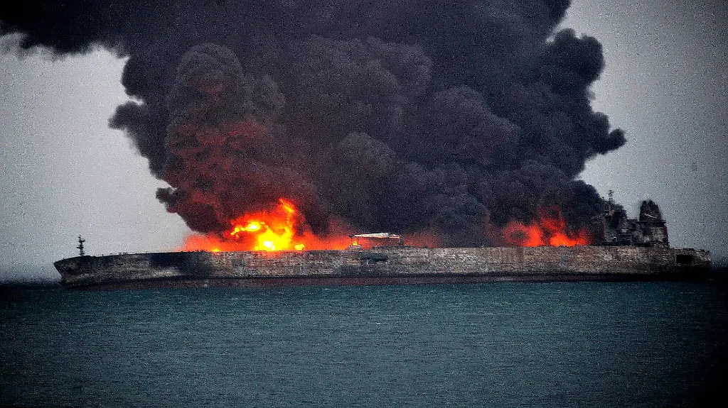 Wenn-das-Oel-des-Tankers-in-Wasser-geraet-fuehrt-das-zu-einer-grossflaechigen-Wasserverschmutzung