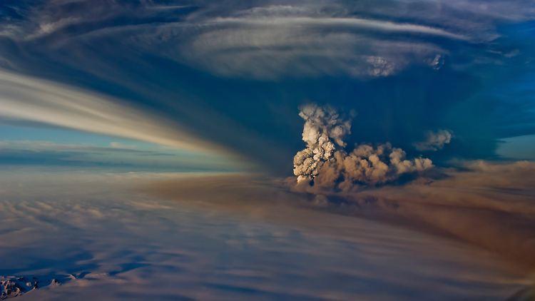 Atmosphärisches Großereignis: Die Säule aus Dampf, Gasen und Asche reicht weit über die Wolken.