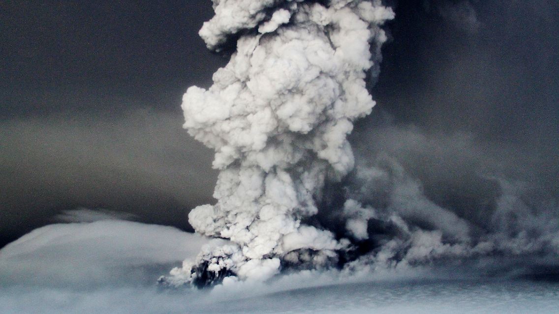 2011-05-22T190710Z_01_RCS02_RTRMDNP_3_ICELAND-VOLCANO.JPG3948474682516211941.jpg