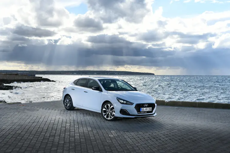 hyundai-i30-fastback-2017-111-hires