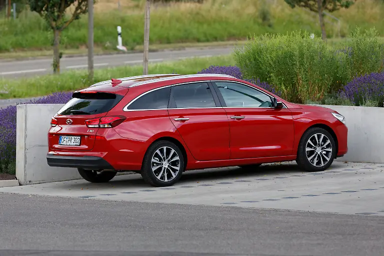 hyundai-i30-kombi-2017-533-hires