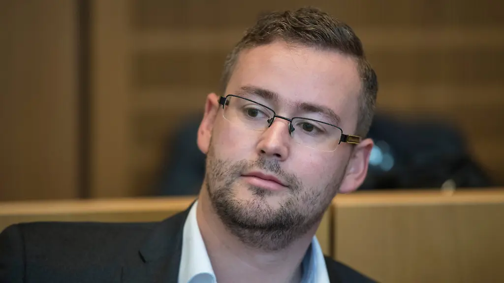 83f8d2f2ba21c81b24af373d3108eb1f