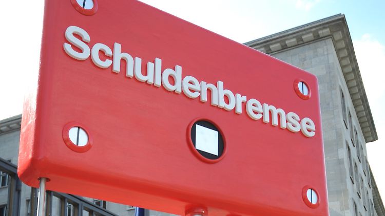 Mit einer "Schuldenbremse" demonstriert die Initiative "Neue Soziale Marktwirtschaft" vor dem Finanzministerium in Berlin.