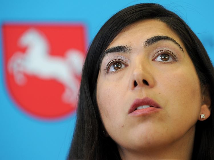 Niedersachsens Gesundheitsministerin Aygül Özkan beantwortet in Hannover die Fragen der Journalisten.