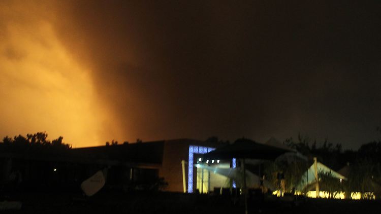 Explosionen und Rauch über Tripolis.