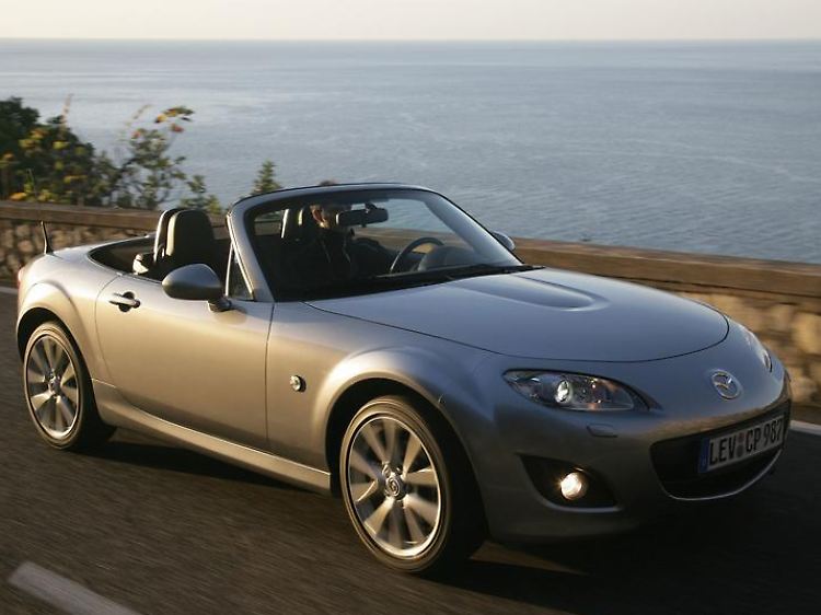 Grenzgänger: Der Mazda MX-5 hat zwar Sitzheizung und Klimaanlage, das Verdeck aber wird noch per Hand bedient.