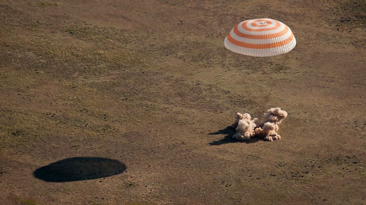Um 4.27 Uhr MESZ schlug die Sojus-Kapsel in der kasachischen Steppe auf.