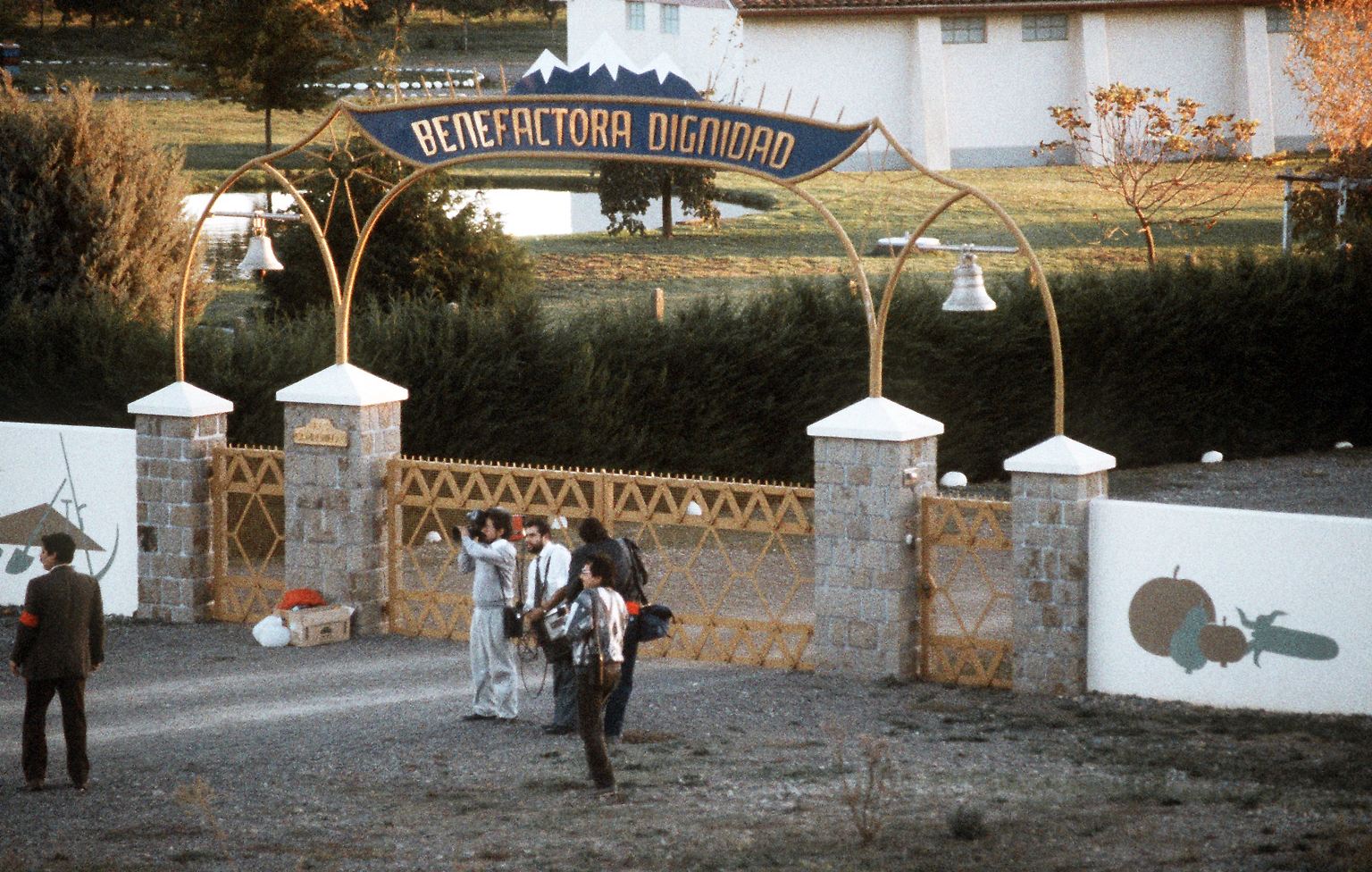 Die Colonia Dignidad (hier ein Bild von 1988) war eine streng abgeschottete Sekte in Chile, die ihr Unwesen fast vier Jahrzehnte lang treiben konnte. Pinochet ließ dort foltern - und die deutsche Botschaft half mit. Konnte die Flucht daraus überhaupt gelingen? Bilder aus dem Film "Colonia Dignidad - Es gibt kein Zurück" von Regisseur Florian Gallenberger.