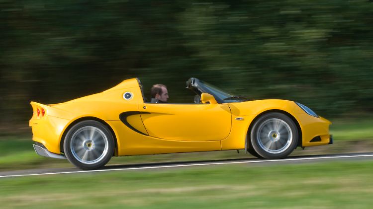 Hier ist Handarbeit gefragt: Das Verdeck des Lotus Elise wird noch mit Muskelkraft bedient. Und gegen den Fahrtwind hilft nur warme Kleidung - nicht etwa ein Nackenfön wie in anderen Cabrios.