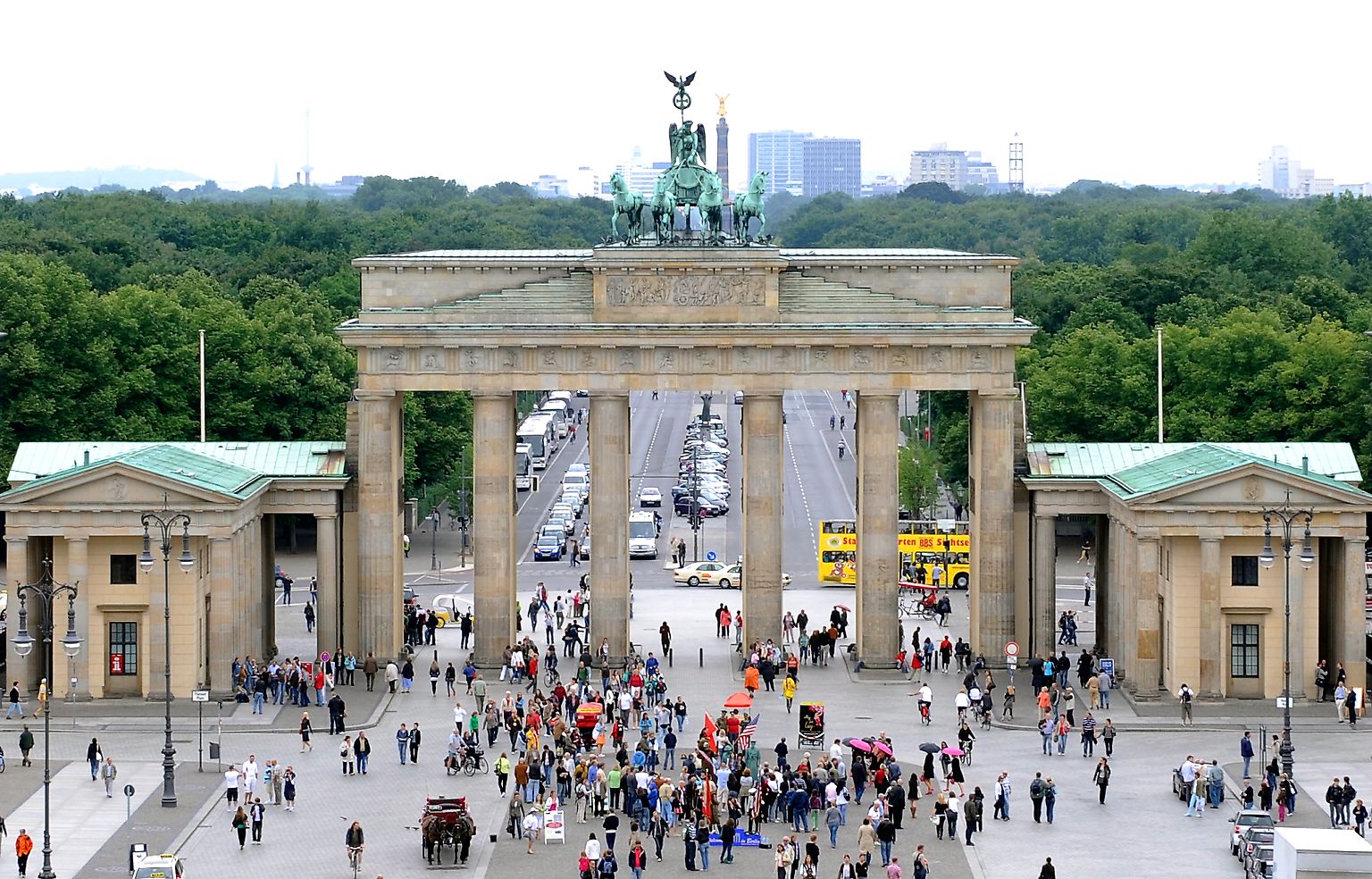 Das Brandenburger Tor in Berlin ist das weltweit bekannte Wahrzeichen der Stadt.
