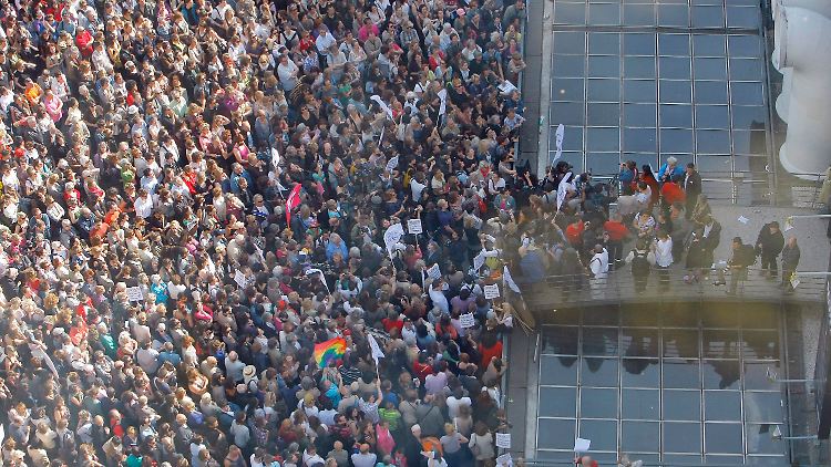 Strauss-Kahn bringt empörte Frauen auf die Straße.