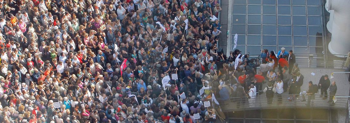 Strauss-Kahn bringt empörte Frauen auf die Straße.