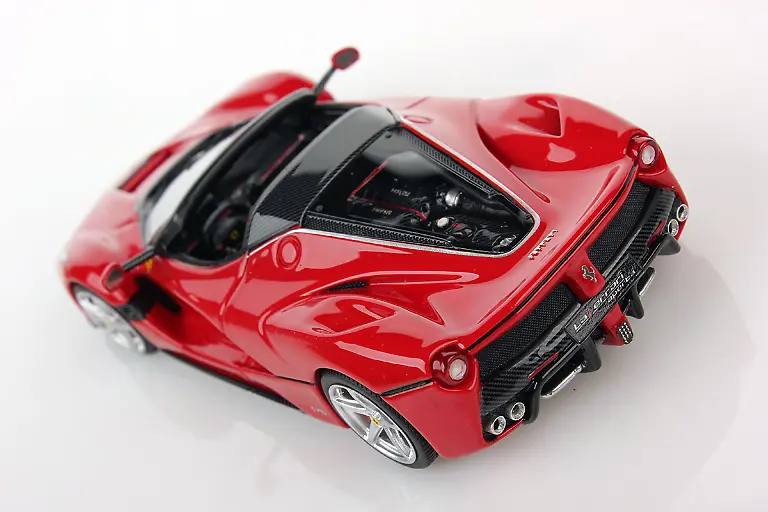 Ferrari-LaFerrari-Aperta-1-43-red-04