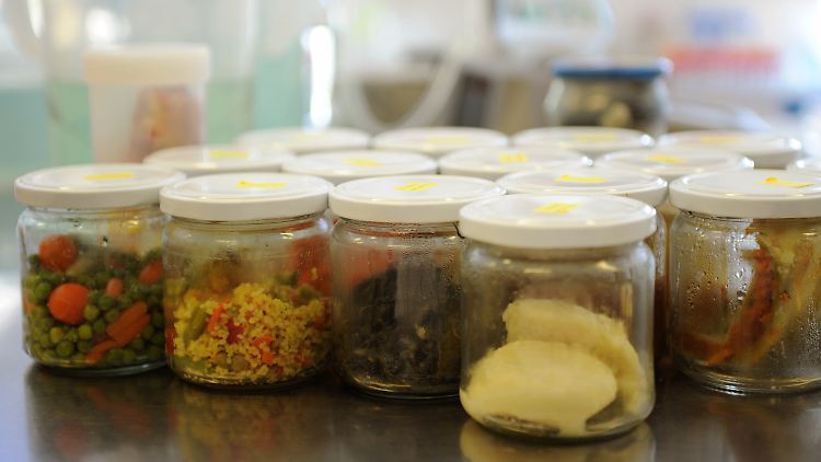 Lebensmittelproben in einem Labor des Hamburger Instituts für Hygiene und Umwelt.