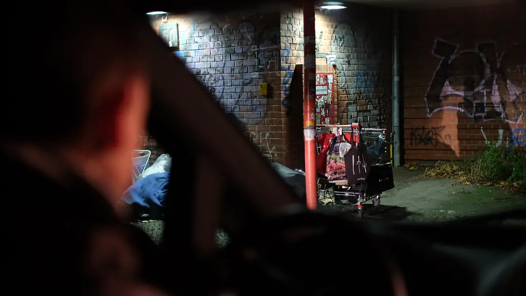 Im-Prenzlauer-Berg-schlaeft-ein-Mann-unter-einer-Feuerwehrtreppe