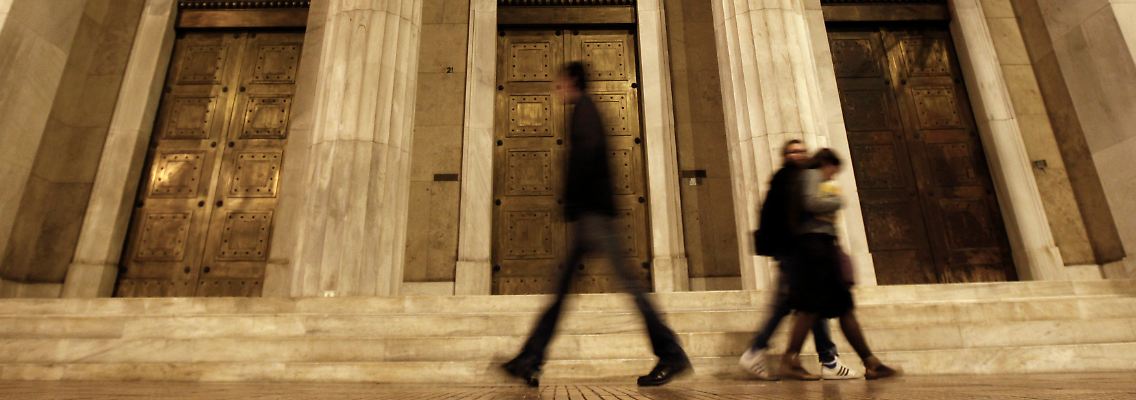 Passanten vor der Bank von Griechenland.