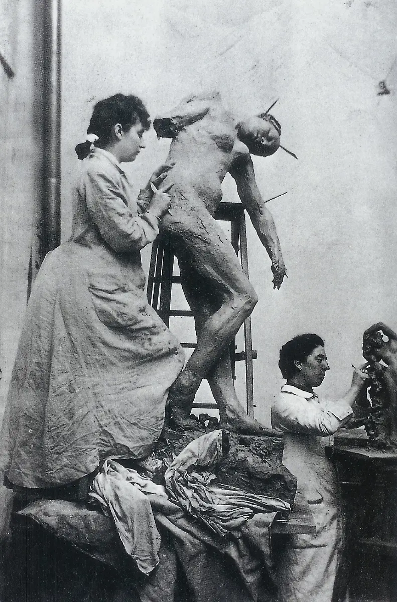 Camille-Claudel-im-Atelier-Wikipedia-Quibik