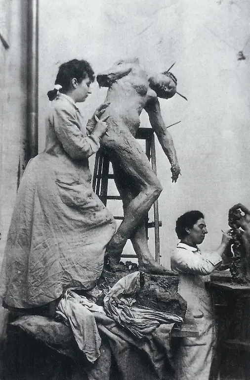 Camille-Claudel-im-Atelier-Wikipedia-Quibik