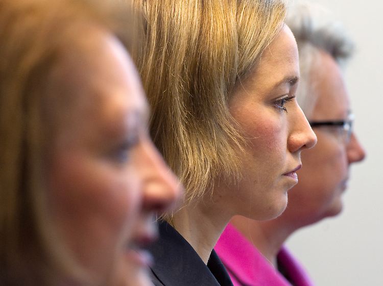 Die Ministerinnen Leutheusser-Schnarrenberger, Schröder und Schavan lobten Bergmanns Vorschläge.